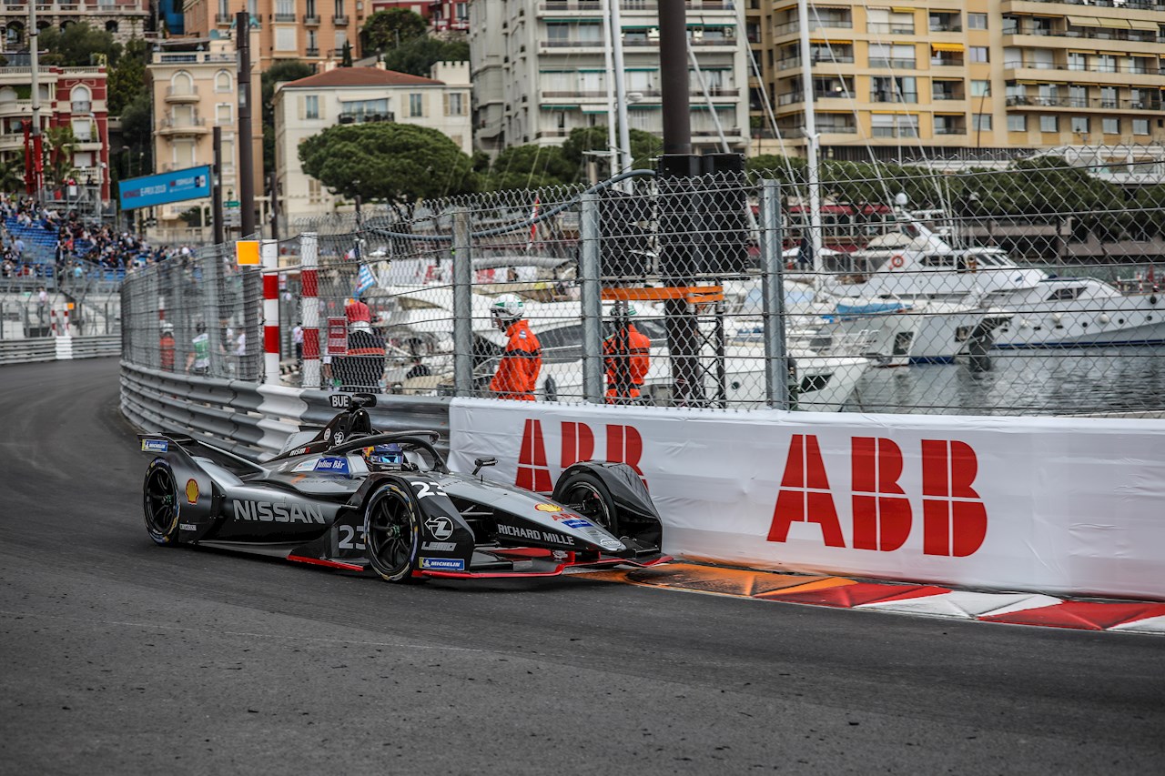 比賽時間到了：國際汽聯電動方程式世界錦標賽首次在完整版蒙納斯賽道上進行比賽。