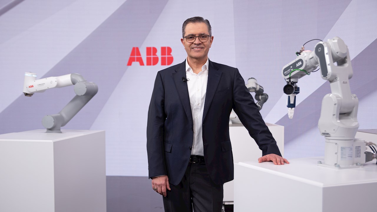 ABB 機(jī)器人與離散自動化總裁 Sami Atiya 與 ABB 的下一代協(xié)作機(jī)器人(照片：Oliver Baer)