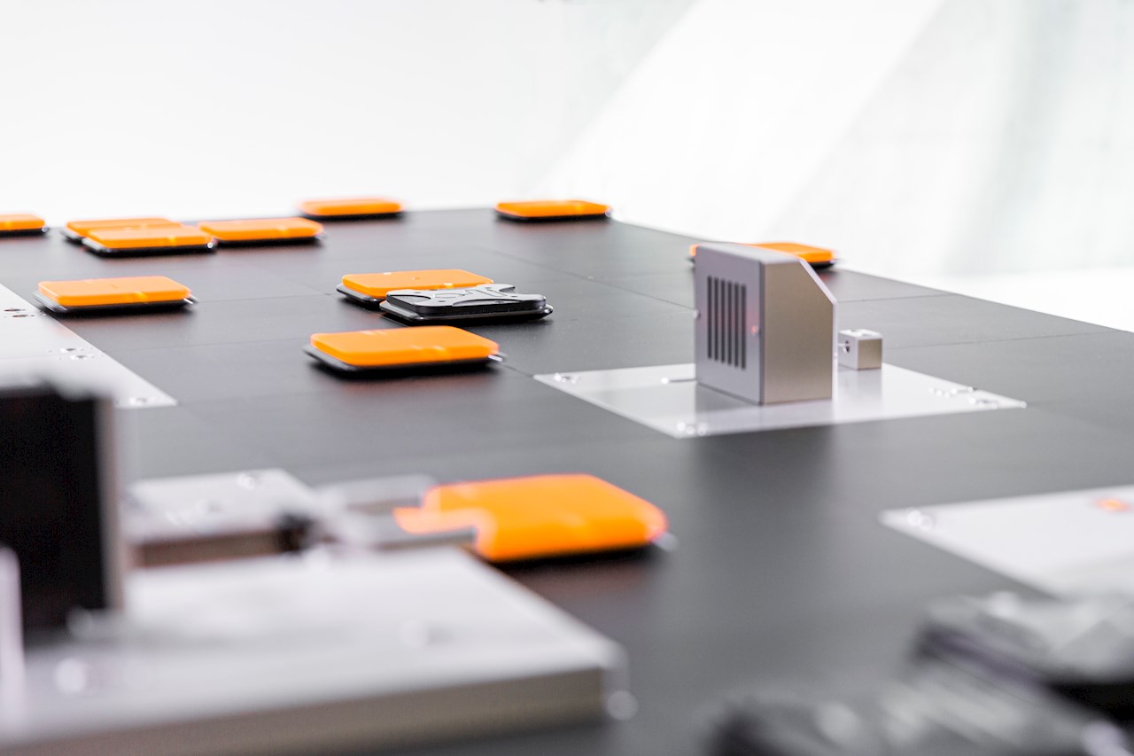 PMI 的智能穿梭車(chē)技術(shù)已被整合到貝加萊的產(chǎn)品組合中，產(chǎn)品名稱(chēng)為 ACOPOS 6D